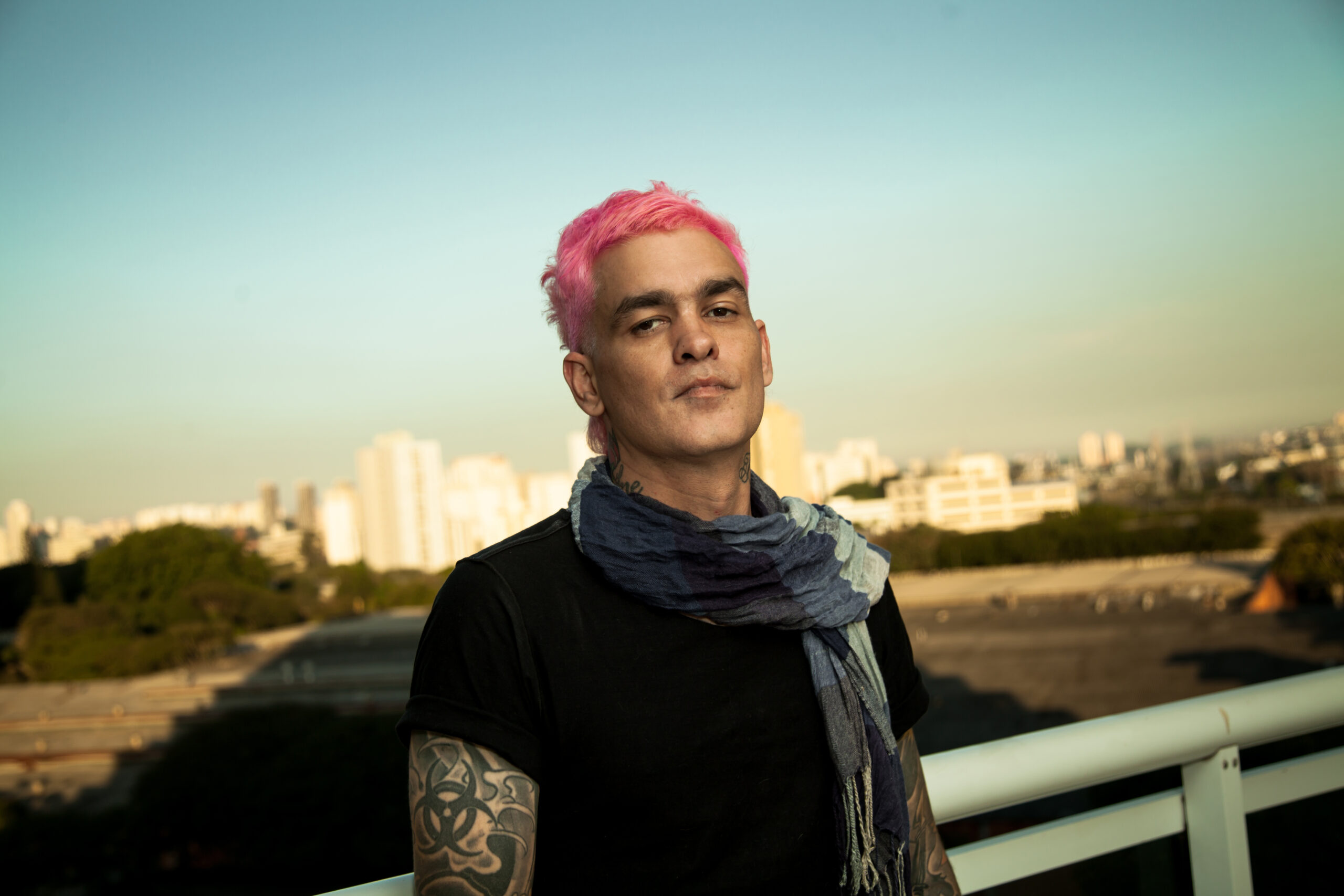 Leia mais sobre o artigo Esteban Tavares celebra 10 anos do álbum Saca La Muerte de Tu Vida com turnê especial