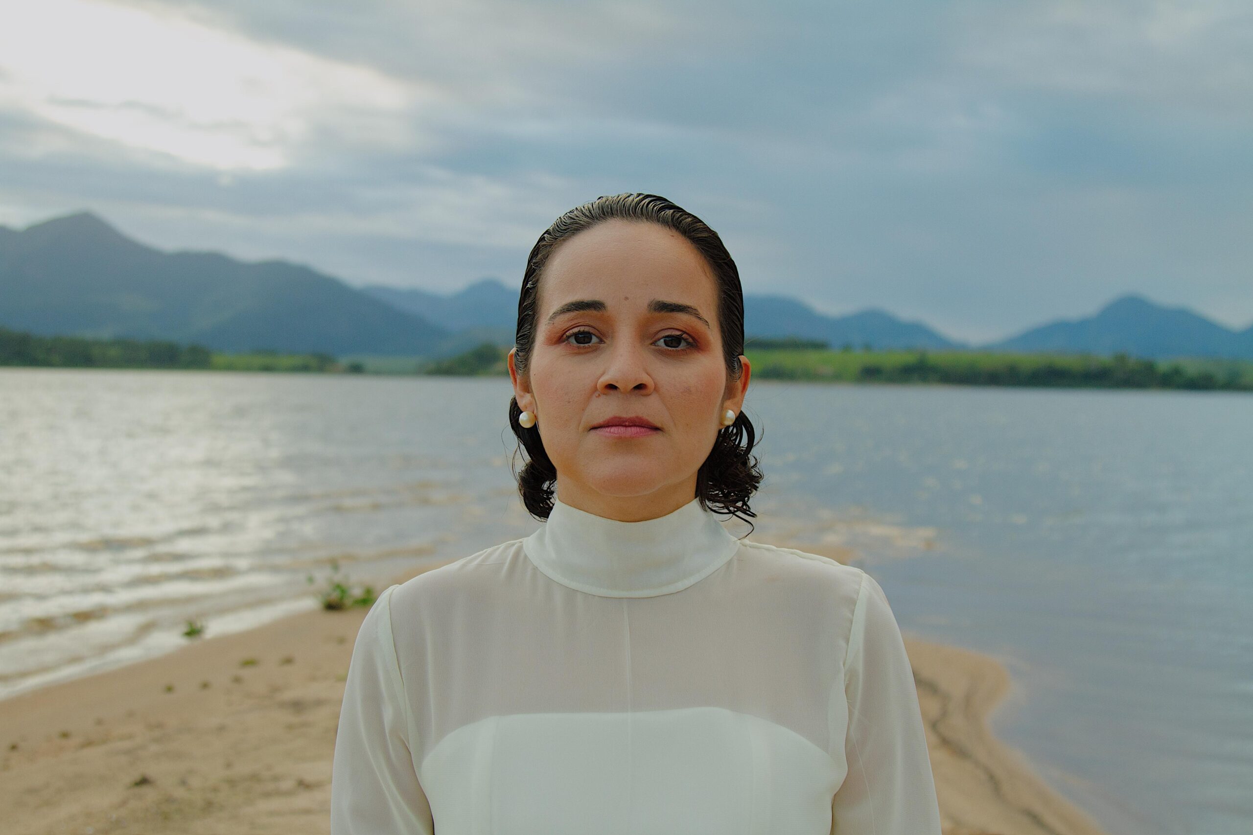 Leia mais sobre o artigo Mariana Soares lança single “Nuvens” e apresenta pocket show em Campos dos Goytacazes